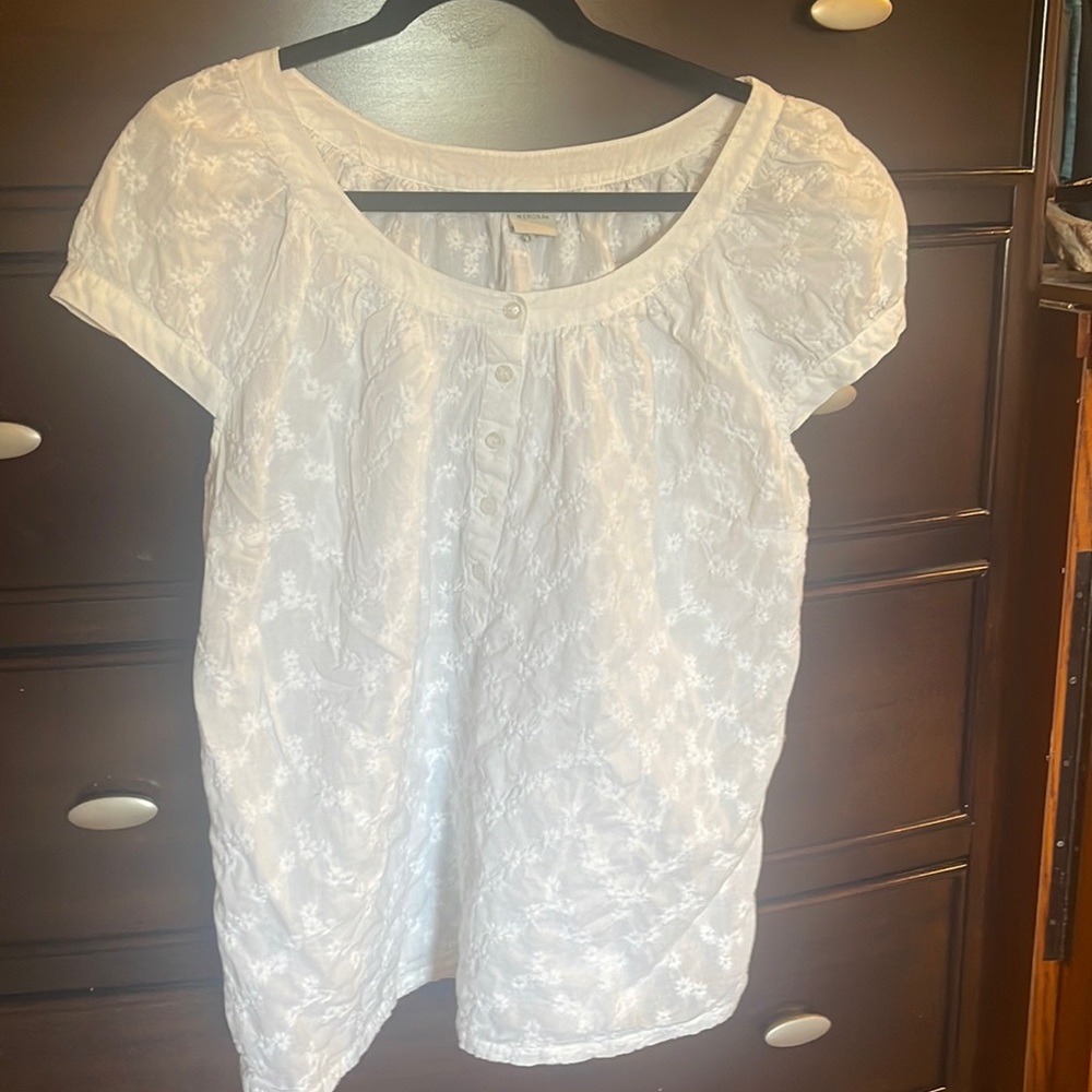 Merona white embroidered women’s sleeveless shirt